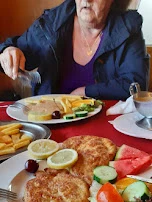 Schnitzel Mit Pommes Und Salat